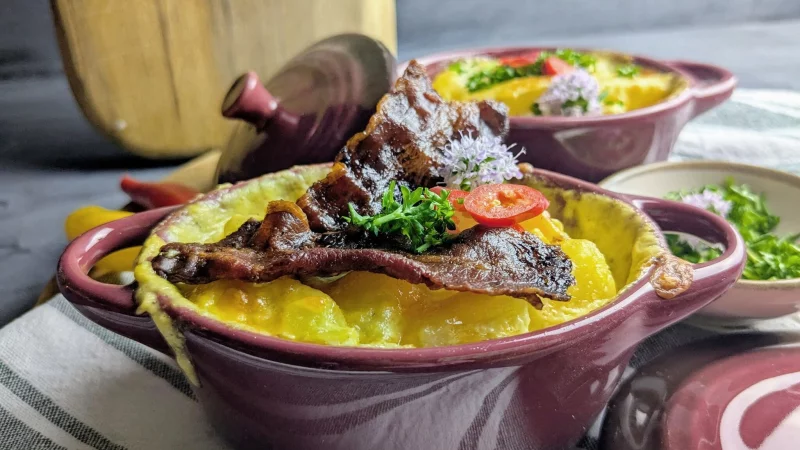 Rund um den Auflauf werden die Schälchen mit den Toppings platziert - so kann jeder selbst wählen, was er mag. - © Doreen Hassek/hauptstadtkueche.blogspot.com/dpa-tmn