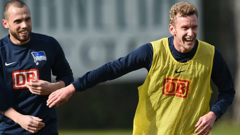 Der fr&uuml;here Hertha-Profi John Heitinga (l) wird Trainer bei Ajax Amsterdam. - &copy; picture alliance / dpa