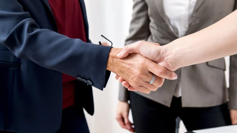 Geht es ums Arbeitsverhältnis, kann ein mündlicher Vertrag ebenso gültig sein wie ein schriftlicher. - © Christin Klose/dpa-tmn