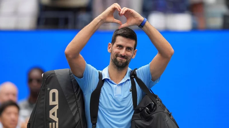 Mit einem Lächeln und einem mit den Händen geformten Herz verabschiedet sich Novak Djokovic vom New Yorker Publikum. - © Seth Wenig/AP/dpa