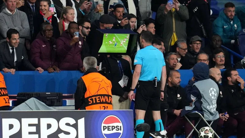 Schiedsrichter Felix Zwayer prüft die Elfmeterszene. - © Adam Davy/PA Wire/dpa