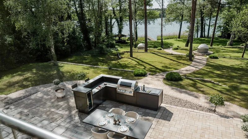 Gute Voraussetzungen für die Outdoor-Küche - ein fester Untergrund und ein schöner Blick. - © AMK/dpa-tmn