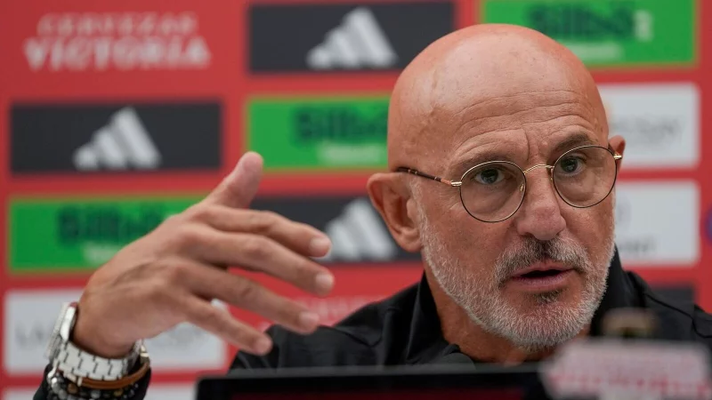 Luis de la Fuente und seine Spanier treffen am Abend auf Frankreich. - © Darko Vojinovic/AP