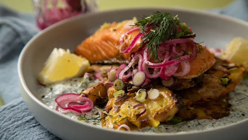 Eingelegte rote Zwiebeln toppen den Schweden-Salat mit crispy smashed Potatoes und Lachs. - © Christin Klose/dpa-tmn