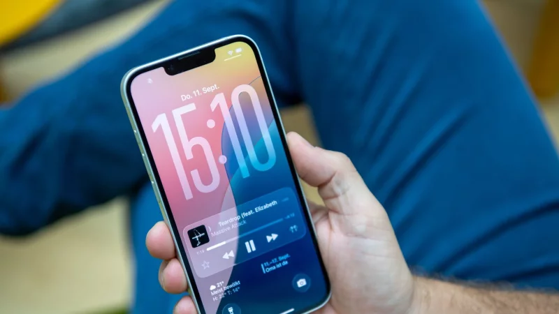 Alles neu - auf jeden Fall optisch setzt iOS26 neue Akzente und gibt viel mehr M&ouml;glichkeiten zur Individualisierung. - &copy; Nico Tapia/dpa-tmn