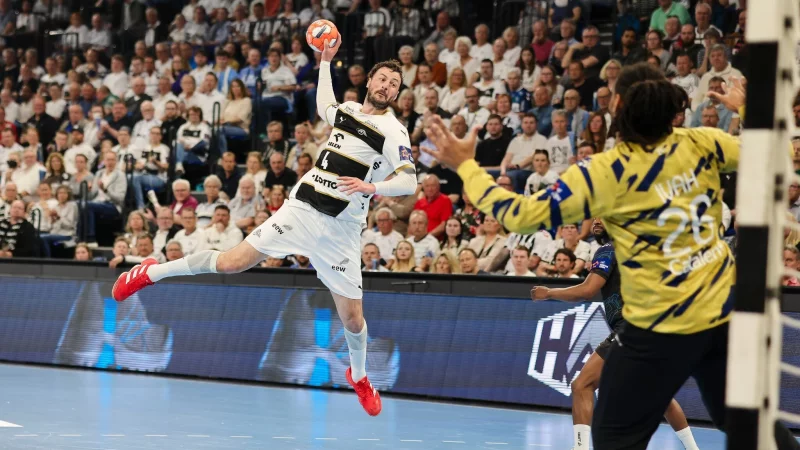 Kiels Kapit&auml;n Domagoj Duvnjak beim Torwurf. - &copy; Frank Molter/dpa