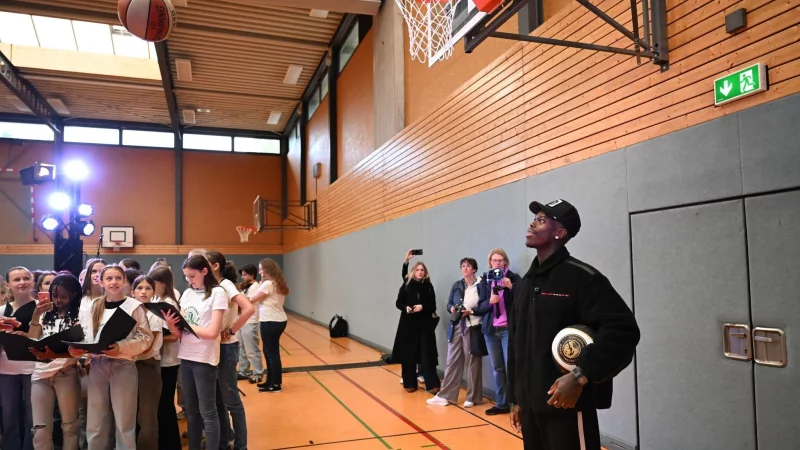 Dennis Schr&ouml;der (r) kehrte in Braunschweig zu den Wurzeln seiner Basketball-Karriere zur&uuml;ck. - &copy; Shireen Broszies/dpa
