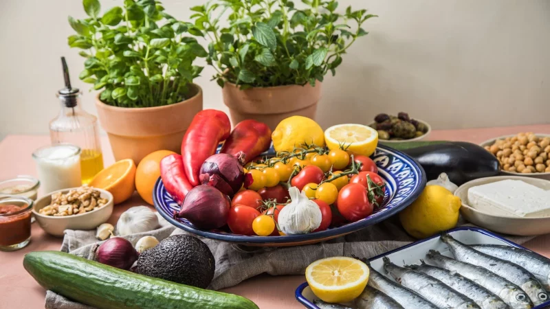 Von A wie Avocado bis Z wie Zitrone: Wer auf eine Vielfalt an frischem Obst und Gem&uuml;se setzt, macht in Sachen Ern&auml;hrung viel richtig. - &copy; Christin Klose/dpa-tmn