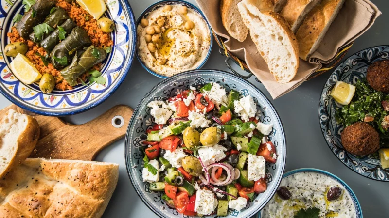 Vielfalt in der Sch&uuml;ssel: Bunte Salate mit viel Gem&uuml;se und frischen Kr&auml;utern sind typisch f&uuml;r die Mittelmeerk&uuml;che. - &copy; Christin Klose/dpa-tmn