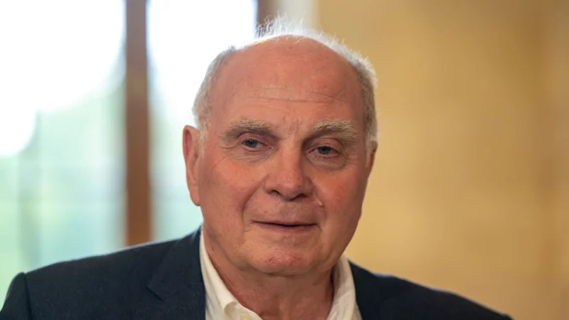 Uli Hoeneß meint, dass es mit Max Eberl nichts auszusprechen gebe. - © Peter Kneffel/dpa