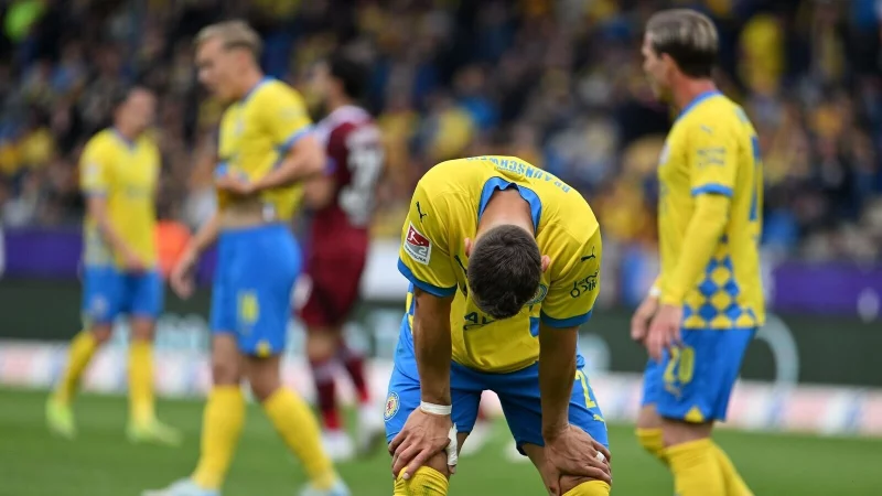 Braunschweiger Entsetzen: Sven Köhler nach dem Gegentor zum 0:4. - © Swen Pförtner/dpa