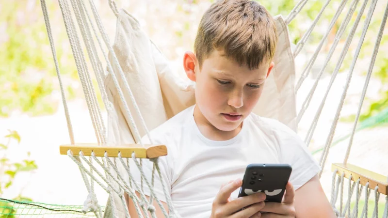 Ganz gechillt mit Tiktok, Gaming oder Lern-Apps? Wichtig ist nicht nur, wie lange Kinder Medien nutzen, sondern auch, wof&uuml;r. - &copy; Christin Klose/dpa-tmn