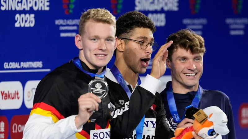 Sven Schwarz (l) freut sich &uuml;ber Silber. - &copy; Vincent Thian/AP/dpa