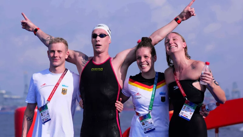 Gold mit der Staffel war für Florian Wellbrock (2.v.l) der krönende Abschluss der Freiwasserrennen in Singapur. - © Vincent Thian/AP/dpa