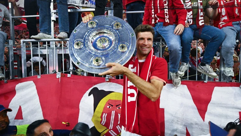 Thomas M&uuml;ller zeigt die Meisterschale. - &copy; Tom Weller/dpa