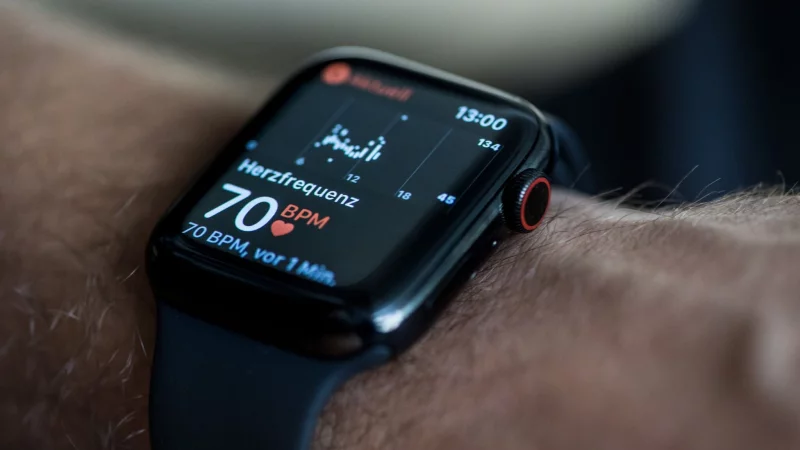 Vor allem bei der Herzfrequenz-Messung kommt es bei Smartwatches oft zu Abweichungen und Ungenauigkeiten. - © Franziska Gabbert/dpa-tmn