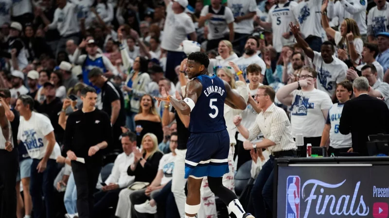 Anthony Edwards l&auml;sst sich von den Fans in Minnesota feiern. - &copy; Abbie Parr/AP/dpa