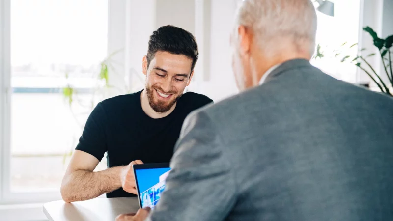 Ein Job-Interview ist keine Einbahnstra&szlig;e: Auch Bewerber pr&uuml;fen, ob die Stelle und das Unternehmen zu ihnen passen. - &copy; Zacharie Scheurer/dpa-tmn