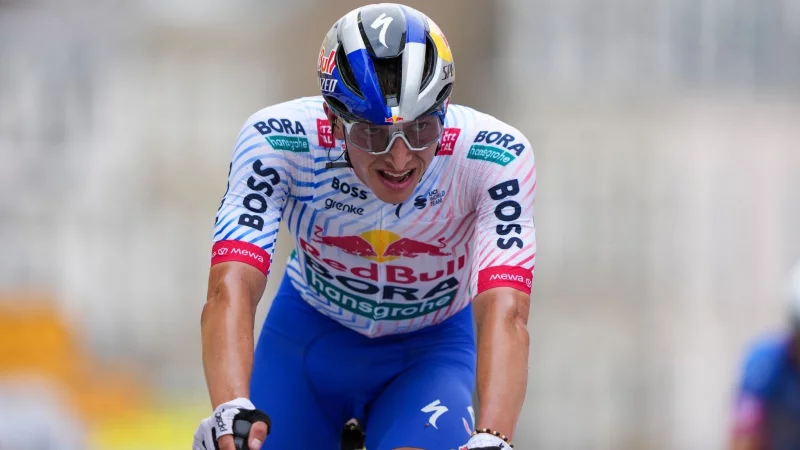 Erstmals bei der Tour dabei und direkt im Rampenlicht: Florian Lipowitz. - &copy; Roth/dpa