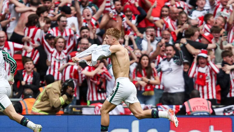 Trikot runter: Tom Watson jubelt über seinen Siegtreffer für Sunderland. - © Izzy Poles/News Images via ZUMA Press Wire/dpa