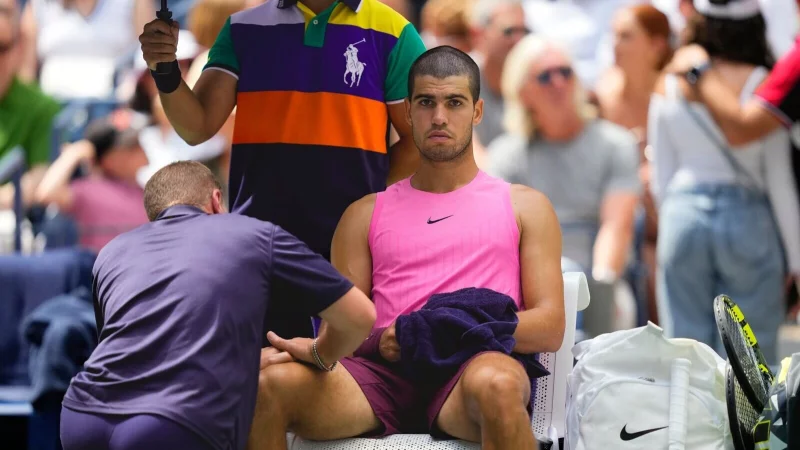 Eine Massage am Oberschenkel - dann rauschte Carlos Alcaraz ins Achtelfinale. - © Yuki Iwamura/AP/dpa