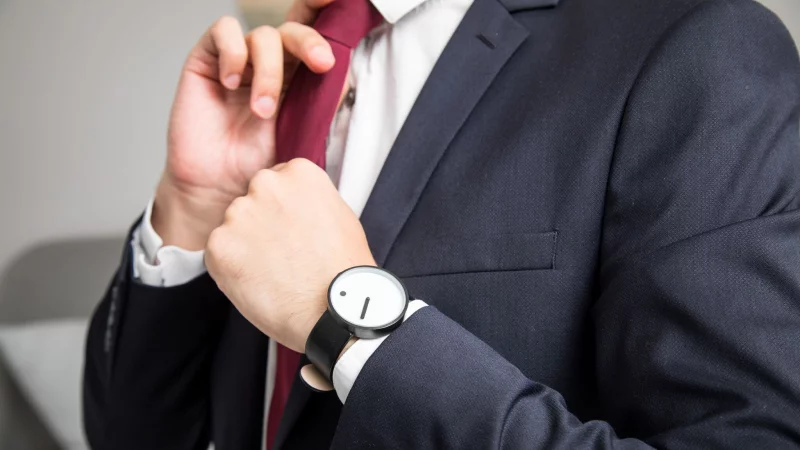 Gerade bei sommerlichen Temperaturen nicht immer angenehm: Anzug tragen. - © Christin Klose/dpa Themendienst/dpa-tmn