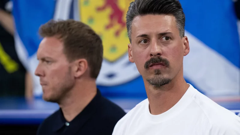 Sandro Wagner (r) hat mehrere Optionen für seine Zukunft. - © Sven Hoppe/dpa