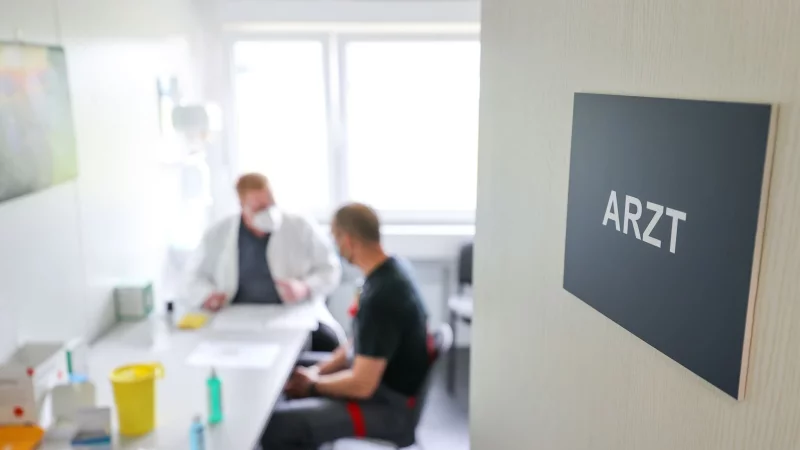 Gesundheitschecks und Impfungen im Betrieb sparen Zeit und Wege, da sie flexibel in den Arbeitsalltag integriert werden können. - © Jan Woitas/dpa/dpa-tmn