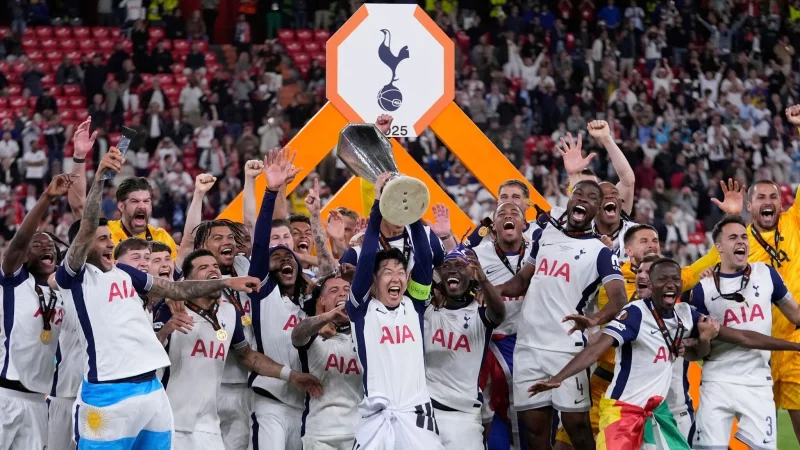 Bei der Siegerehrung hatte die UEFA nicht genug Medaillen. - © Bernat Armangue/AP/dpa