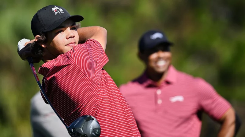 Charlie Woods, hier mit seinem berühmten Vater Tiger, arbeitet an seiner Golfkarriere und gewann nun ein wichtiges Nachwuchsturnier. - © Phelan M. Ebenhack/AP/dpa