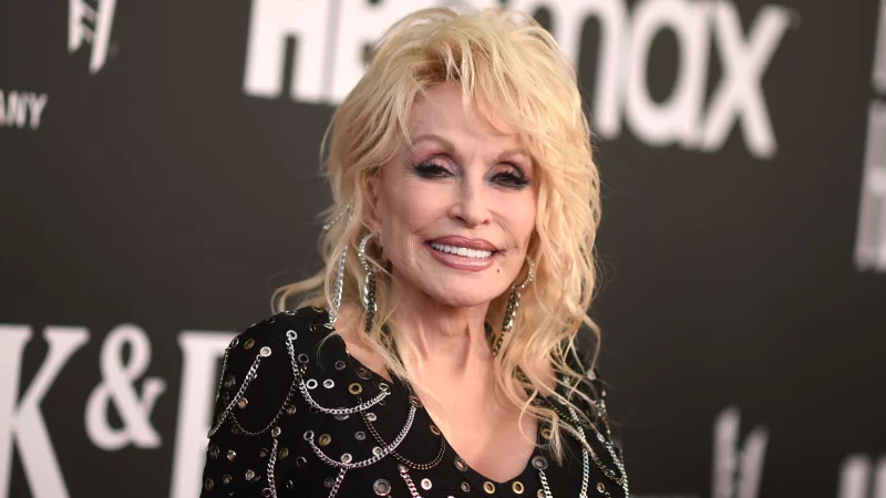 Dolly Parton war fast 60 Jahre lang mit ihrem Ehemann verheiratet. (Archivbild) - © Richard Shotwell/Invision via AP/dpa