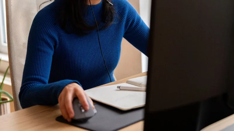 Der Arbeitgeber darf meist den Online-Status checken. - &copy; Zacharie Scheurer/dpa-tmn