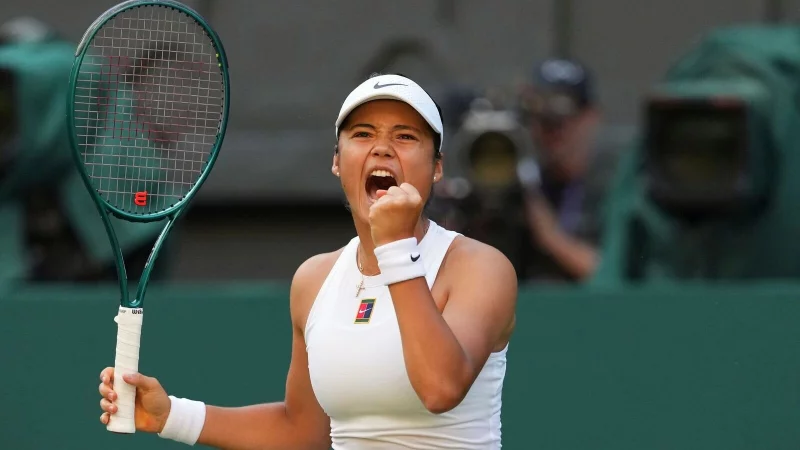 Emma Raducanu lässt die britischen Fans jubeln. - © Kirsty Wigglesworth/AP/dpa