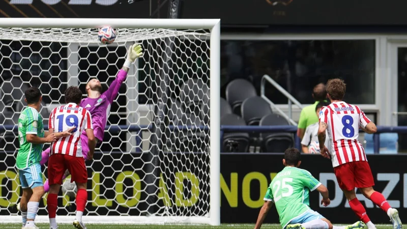 In einem Ligaspiel wurde Seattles Torwart Stefan Frei am Kopf verletzt. - &copy; Ryan Sun/AP/dpa