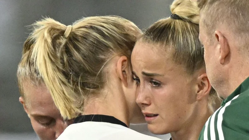 Ein Bild, das alles sagt: Für Giulia Gwinn ist die EM früh beendet. - © Gian Ehrenzeller/KEYSTONE/dpa