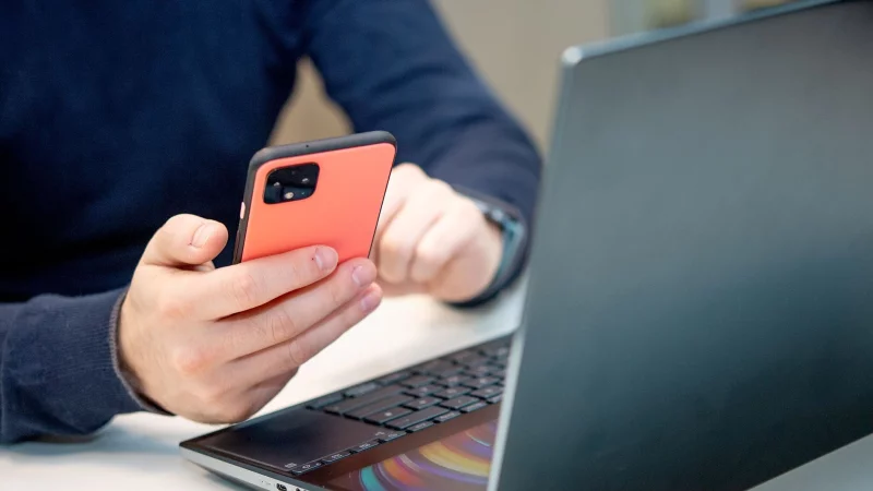 Bringen mehr Sicherheit: Push-Benachrichtigungen in Banking-Apps und Zwei-Faktor-Authentifizierung für Onlinezahlungen. - © Zacharie Scheurer/dpa-tmn