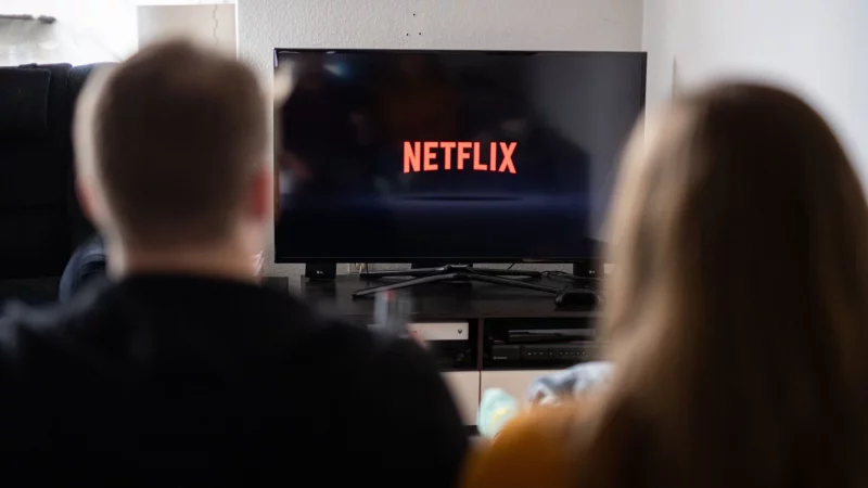 Das Landgericht Köln hat entschieden, dass Netflix einem Kunden, der gegen Preiserhöhungen geklagt hatte, fast 200 Euro zurückzahlen muss. - © Daniel Reinhardt/dpa/dpa-tmn
