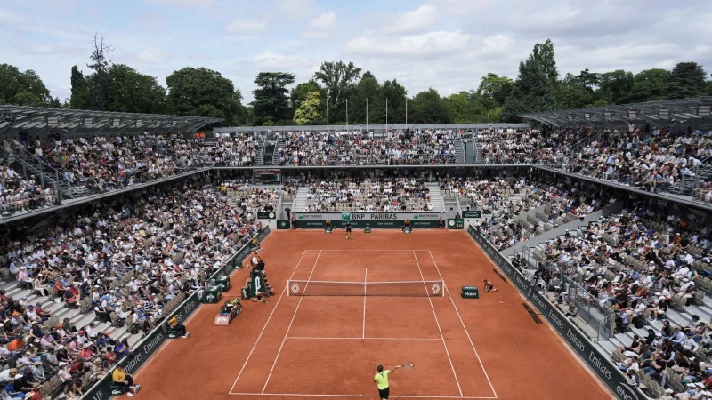 In einem der schönsten Stadien zog Alexander Zverev in Runde drei ein. - © Thibault Camus/AP/dpa