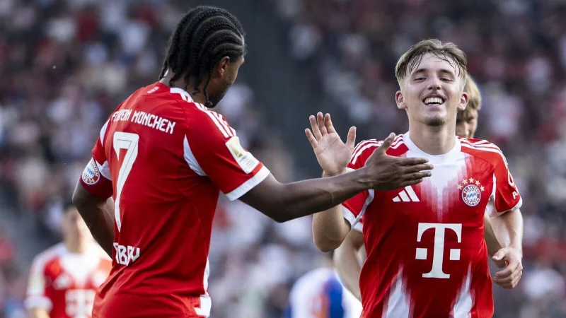 Lennart Karl (r) jubelt nach seinem wunderbaren Treffer aus der Distanz. Serge Gnabry (l) gratuliert dem Youngster. - &copy; Ennio Leanza/KEYSTONE/dpa