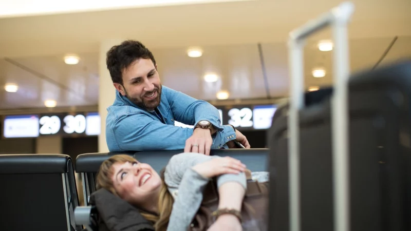 Eine Reise &uuml;ber mehrere Zeitzonen steht an? Dann droht ein Jetlag - doch mit dem richtigen Verhalten l&auml;sst er sich eind&auml;mmen. - &copy; Christin Klose/dpa-tmn