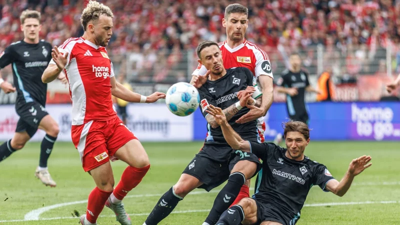 Für Werder Bremen geht es im Saison-Schlussspurt noch um einen Europacup-Platz. - © Andreas Gora/dpa