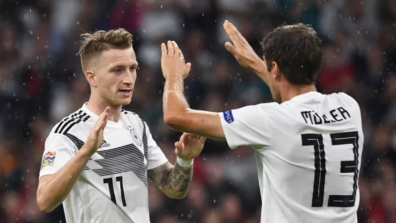 Kennen sich aus der Nationalmannschaft: Marco Reus und Thomas Müller. - © Federico Gambarini/dpa