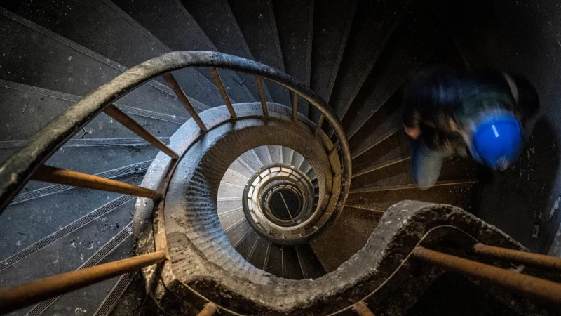 Gefangen in der Negativspirale? Wer beruflich wieder mehr Freude erleben will, sollte reflektieren, woher die Unzufriedenheit kommt. - © Boris Roessler/dpa/dpa-tmn