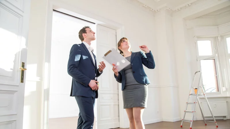 Neben dem Baujahr des Gebäudes und wichtigen Dokumenten ist der Besichtigungstermin vor einem Kauf der Immobilie entscheidend. - © Christin Klose/dpa-tmn