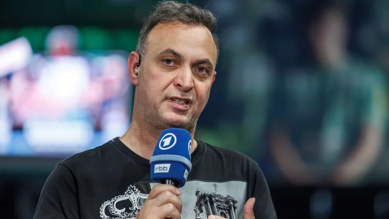 Bob Hanning bekommt die Wut der Fans klar zu spüren. - © Andreas Gora/dpa