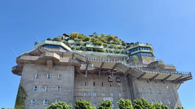 Bekanntestes Beispiel für eine Umnutzung: Der Flakbunker in St. Pauli gehört zu den größten, die jemals gebaut wurden. - © Wolfgang Stelljes/dpa-tmn