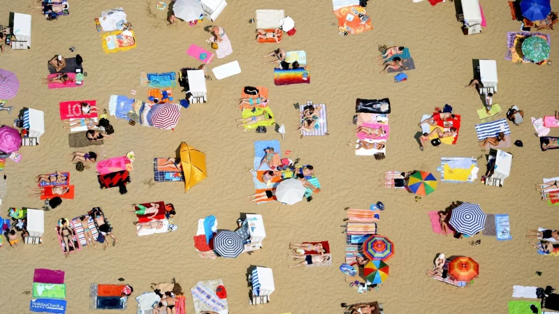 Nicht jeder Urlauber bekommt von seinem Arbeitgeber Urlaubsgeld. Aber wenn doch, kann die Zahlweise einen Unterschied für die Besteuerung machen. - © Ralf Hirschberger/dpa-Zentralbild/dpa