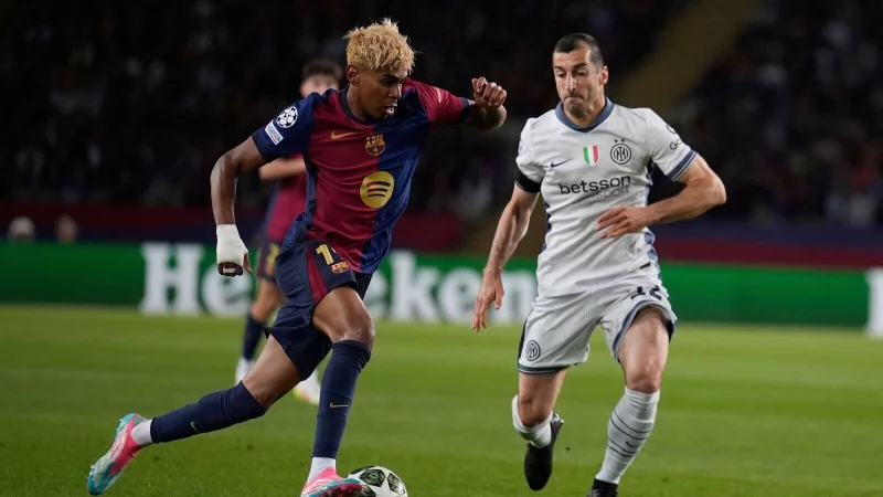 Barcelonas Lamine Yamal (l) war von Inter kaum zu halten. - © Emilio Morenatti/AP/dpa