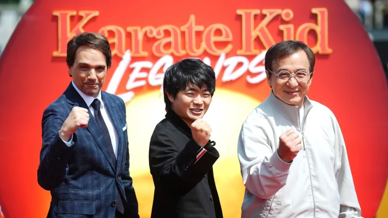 Die Schauspieler Ralph Macchio , Ben Wang und Jackie Chan (l-r). (Archivbild) - © James Manning/PA Wire/dpa