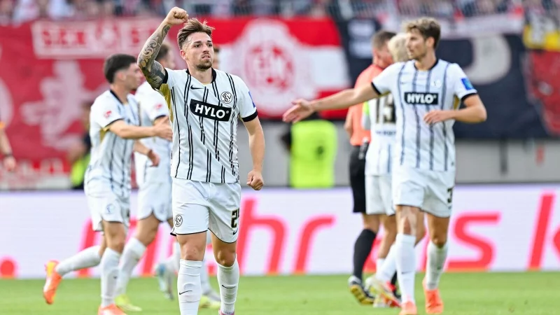 Elversberg siegt in der Nachspielzeit gegen Kaiserslautern. - © Uwe Anspach/dpa